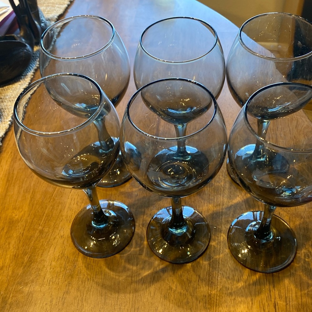 Vintage 1970s smoke wine glasses   set of 6. In light they have an amethyst glow